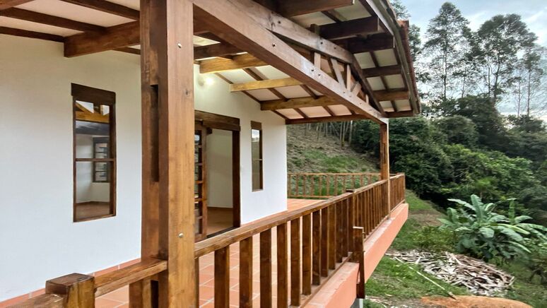 balcón en madera casa prefabricada de 1 nivel estructura en madera tipo pino canadiense